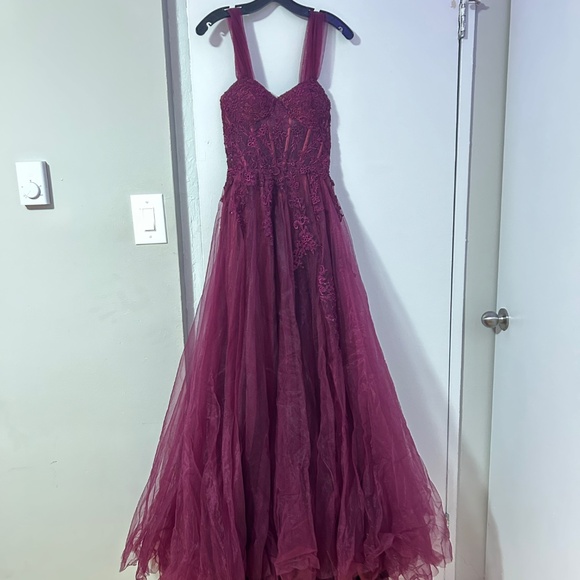 A prom dress - Picture 3 of 6